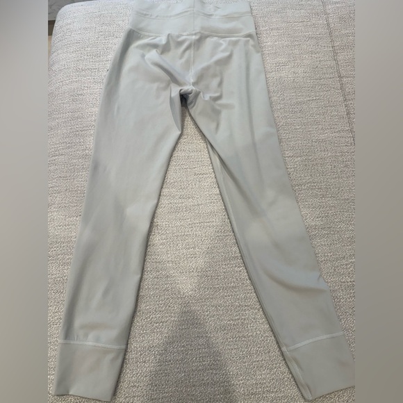 Vuori Women's Soft Gray High-Waisted Leggings - Picture 9 of 10